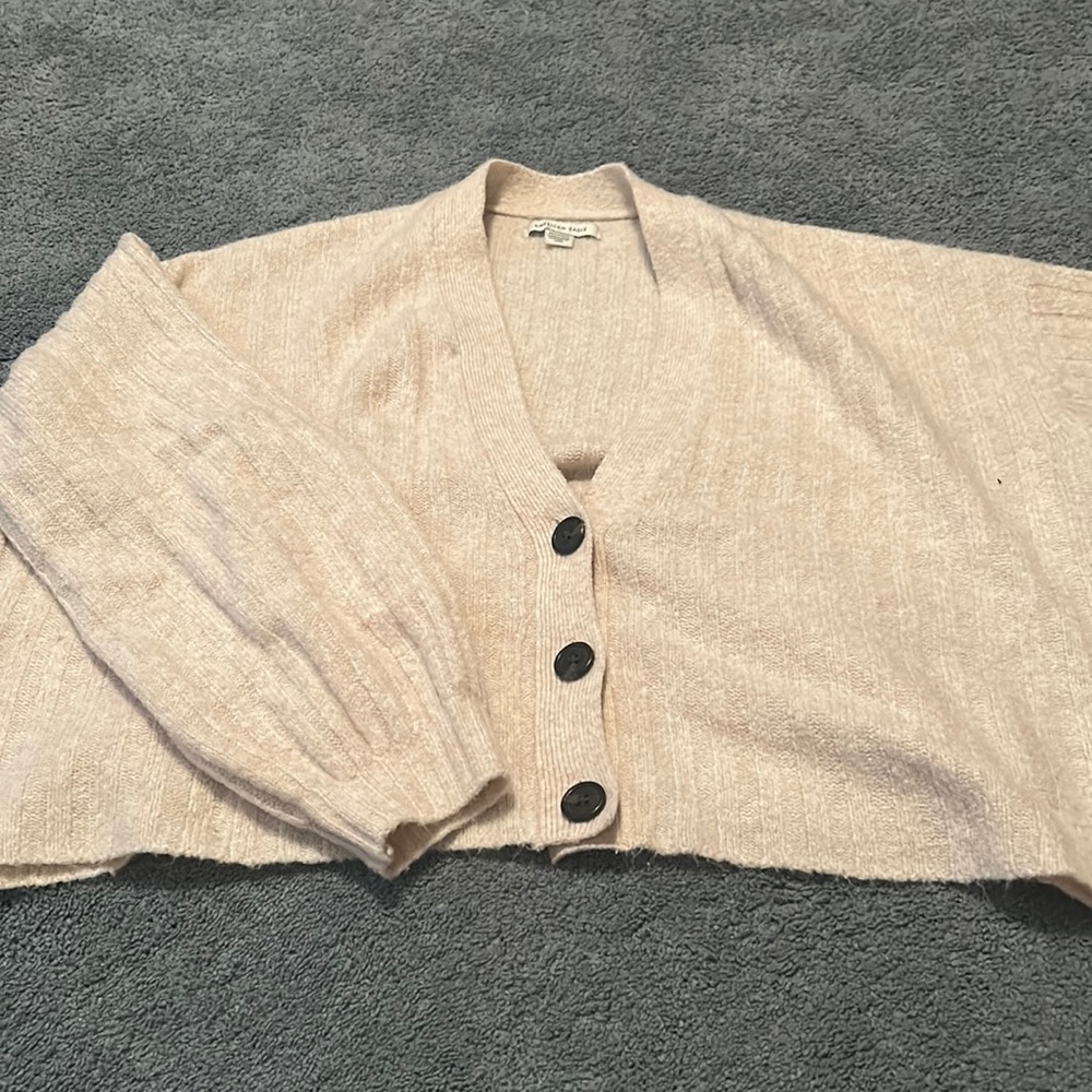 XS american eagle balloon sleeve cardigan cream colored